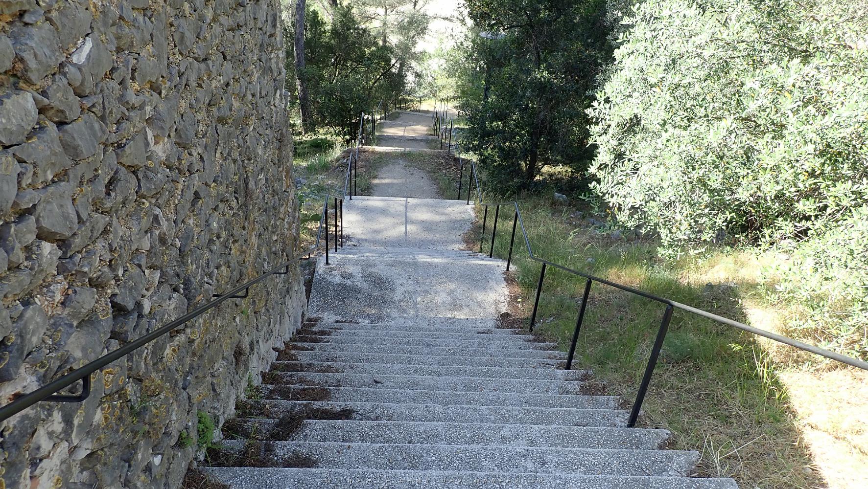 37 Escaliers de sortie de Chateauvallon.JPG